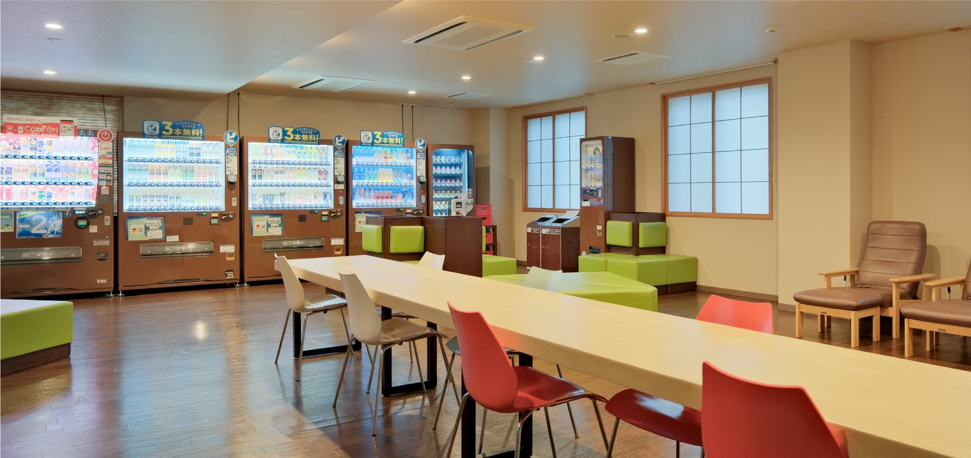 自動販売機と待合スペース01