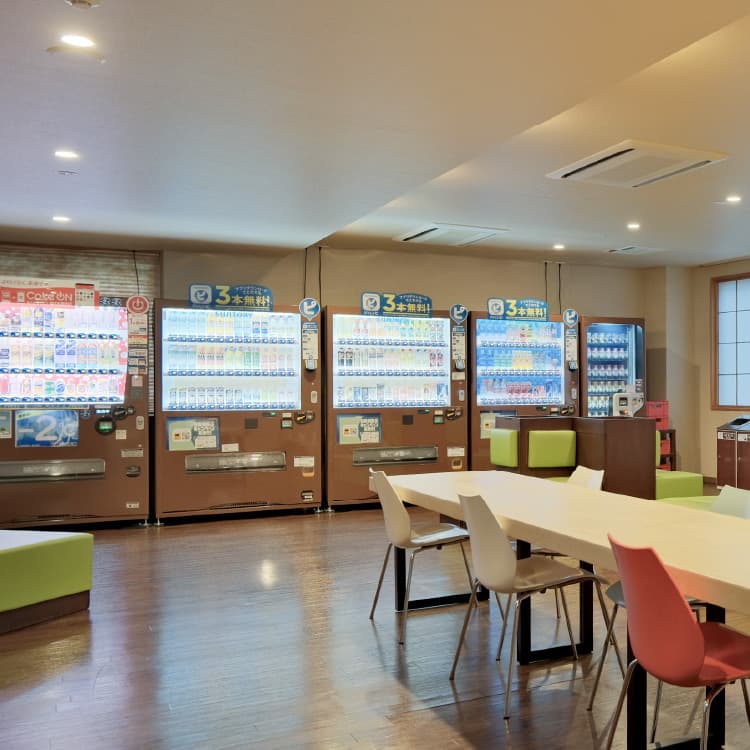 自動販売機と待合スペース01