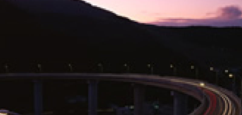 森に浮かぶ湖と絶景のループ橋